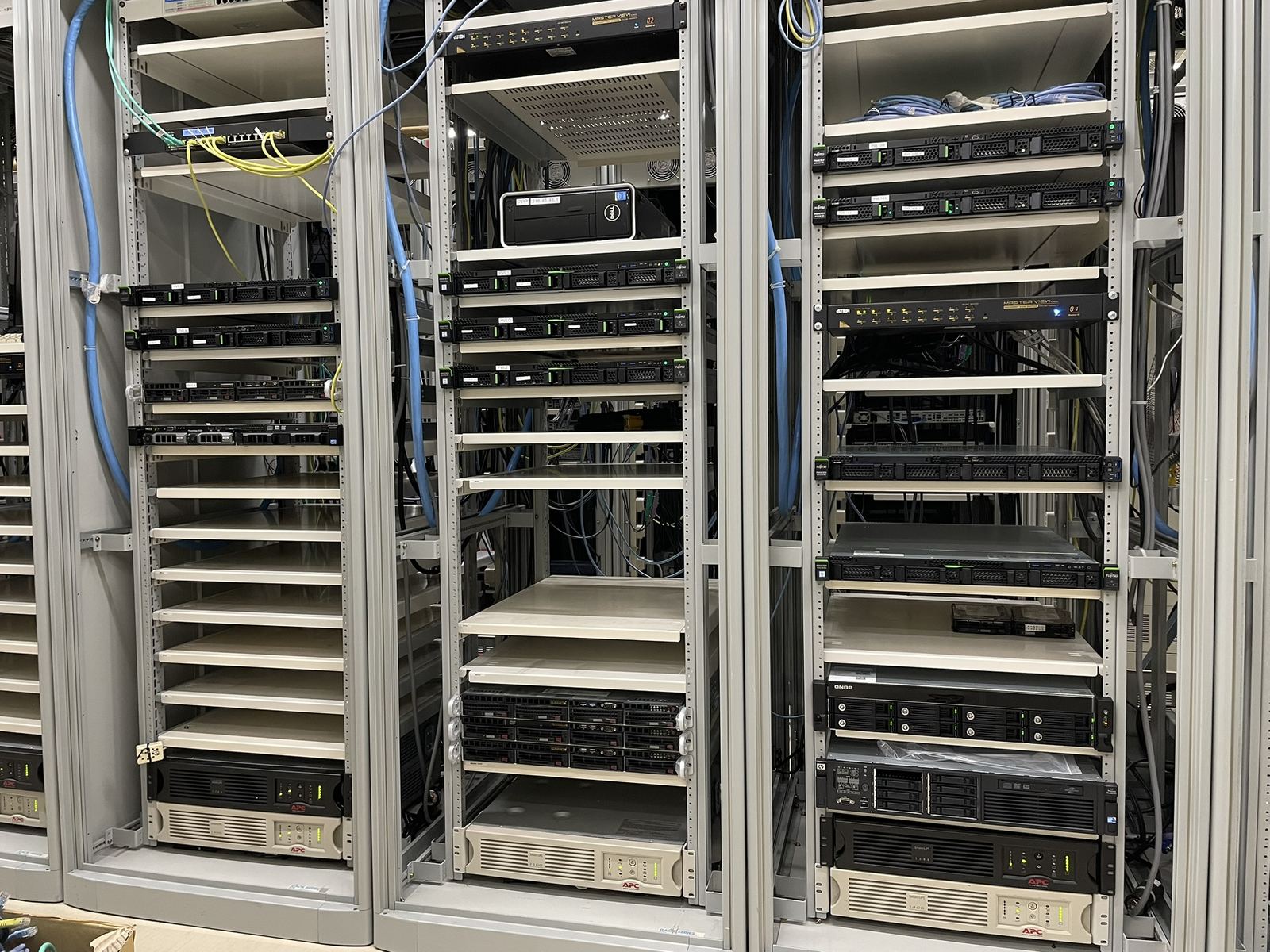 群馬インターネットの自社サーバ室
